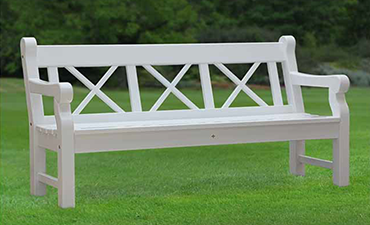 Gartenbank WINDSOR mit Kreuzen in der Rückenlehne = Gartenbank HAMPTON - besonders stark dimensioniertes Hartholz weiß oder farbig lackiert.