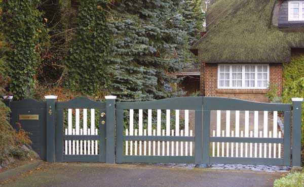 Individuelle Gartentor - Holztore aus wertvollem Hartholz - Qualität mit 25 Jahren Garantie.