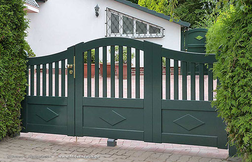 Grünes Sichtschutztor Holztor mit asymmetrischer Aufteilung - 1 kleiner Fußgängerflügel und ein großer PKW-Torflügel.