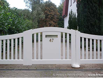 Asymmetrische Friesentor mit Briefkasten und Hausnummer - Torautomatik