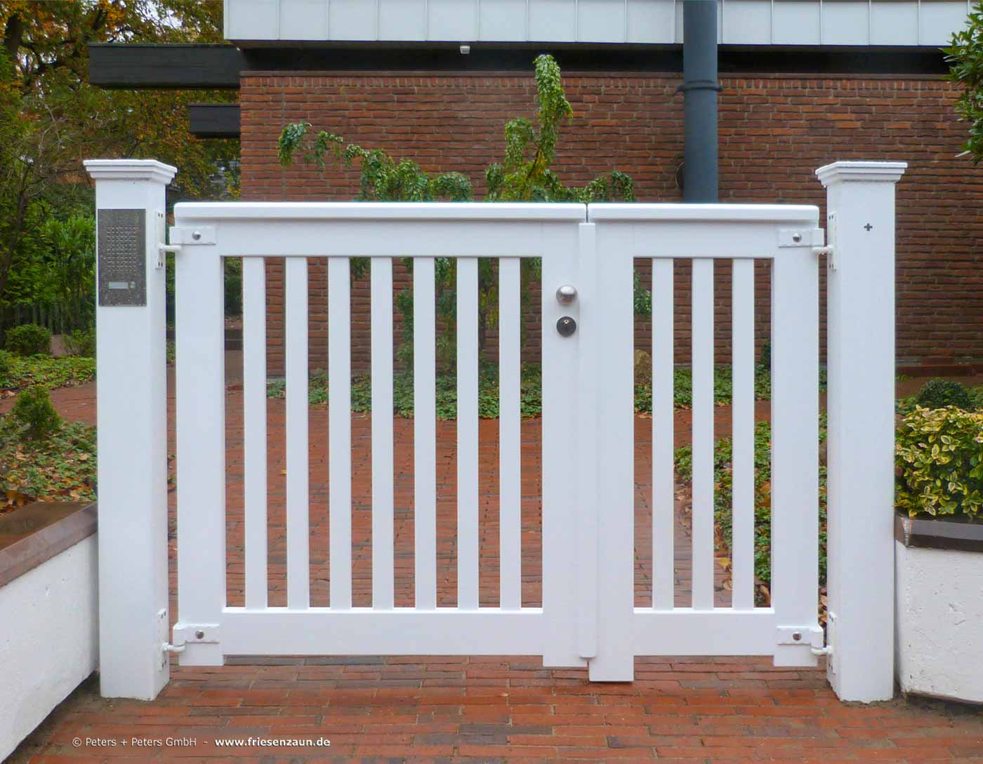 Asymmetrische Gartentor als alternative Gartentür-Lösung - Damit das Einzeltor nich zu breit wird, wurde in schmaler 2. Flügel integriert.