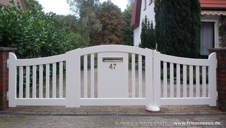 Asymmetrische Friesentor mit Briefkasten und Hausnummer - Torautomatik