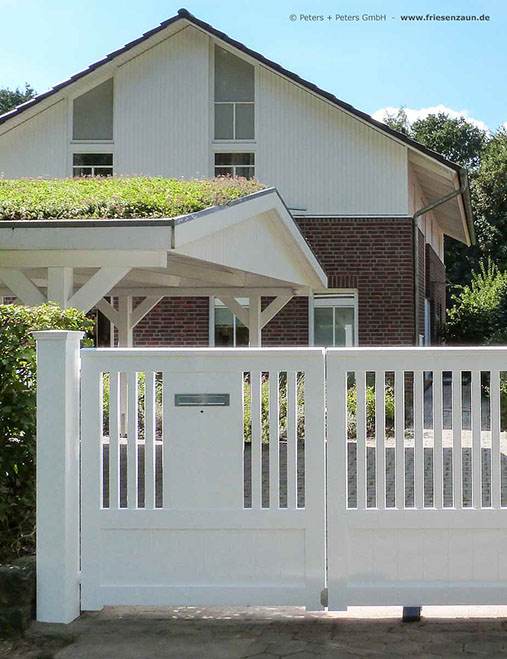 Sichtschutztor Hartholz weiß mit integriertem Briefkasten aus rostfreiem Edelstahl.