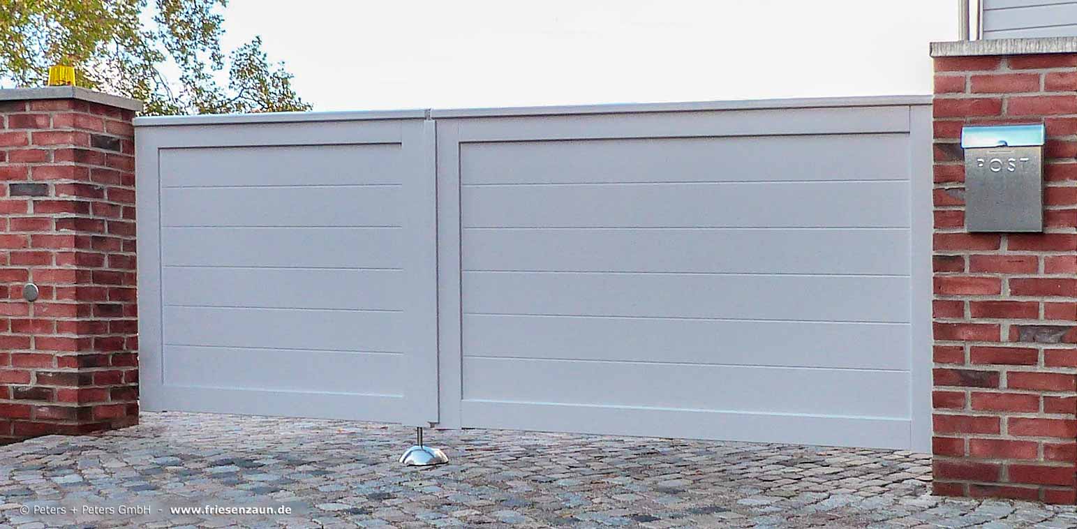 Doppeltor Holztor OHLAND mit elektrischem Torantrieb - Torautomatik - Lösung ohne Auflaufstütze in der Mitte.