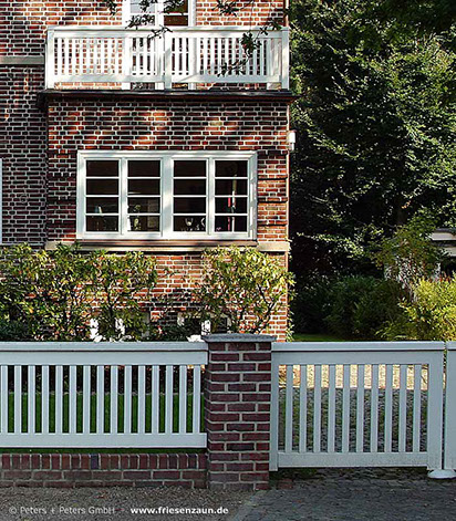 Balkongeländer + Gartentor / Gartenzaun in einem Stil - Hartholz weiß mit Satteldach - Nostalgie pur.