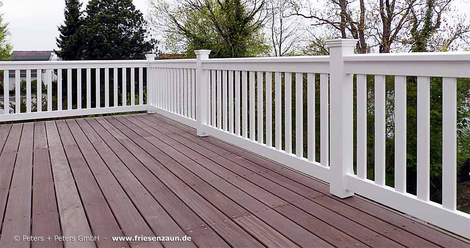 Dachterrasse mit Terrassenzaun - Balkongeländer - Extra massives Holzgeländer absolut wetterfest weiß lackiert.