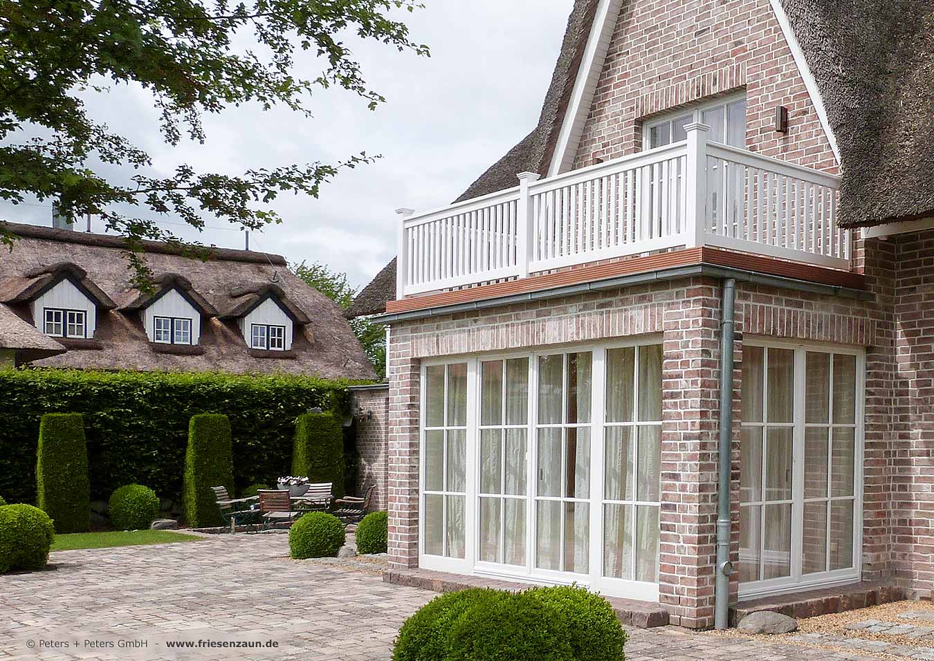 Balkongeländer aus dauerhaftem Hartholz - Weißes Holzgeländer für den anspruchsvollen Kunden.