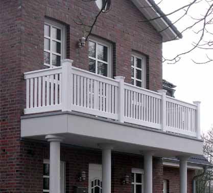 Hausbau Neubau - Der Balkon über dem Eingangsbereich wird mit einem weißem Holzgeländer aus ODUM-IROKO Hartholz gesichert.