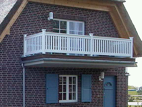 Balkongeländer Hartholz weiß  - Holzgeländer aus ODUM-IROKO Hartholz - Maßanfertigung mit 25 Jahren Garantie.