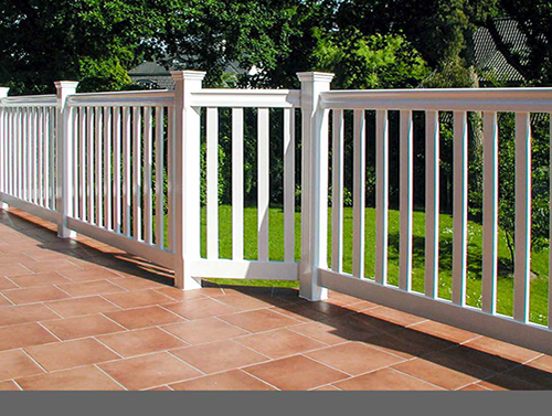 Weißes Balkongeländer mit Anspruch - Massive Holzgeländer aus wertvollem Hartholz - Maßanfertigung mit 25 Jahren Garantie.