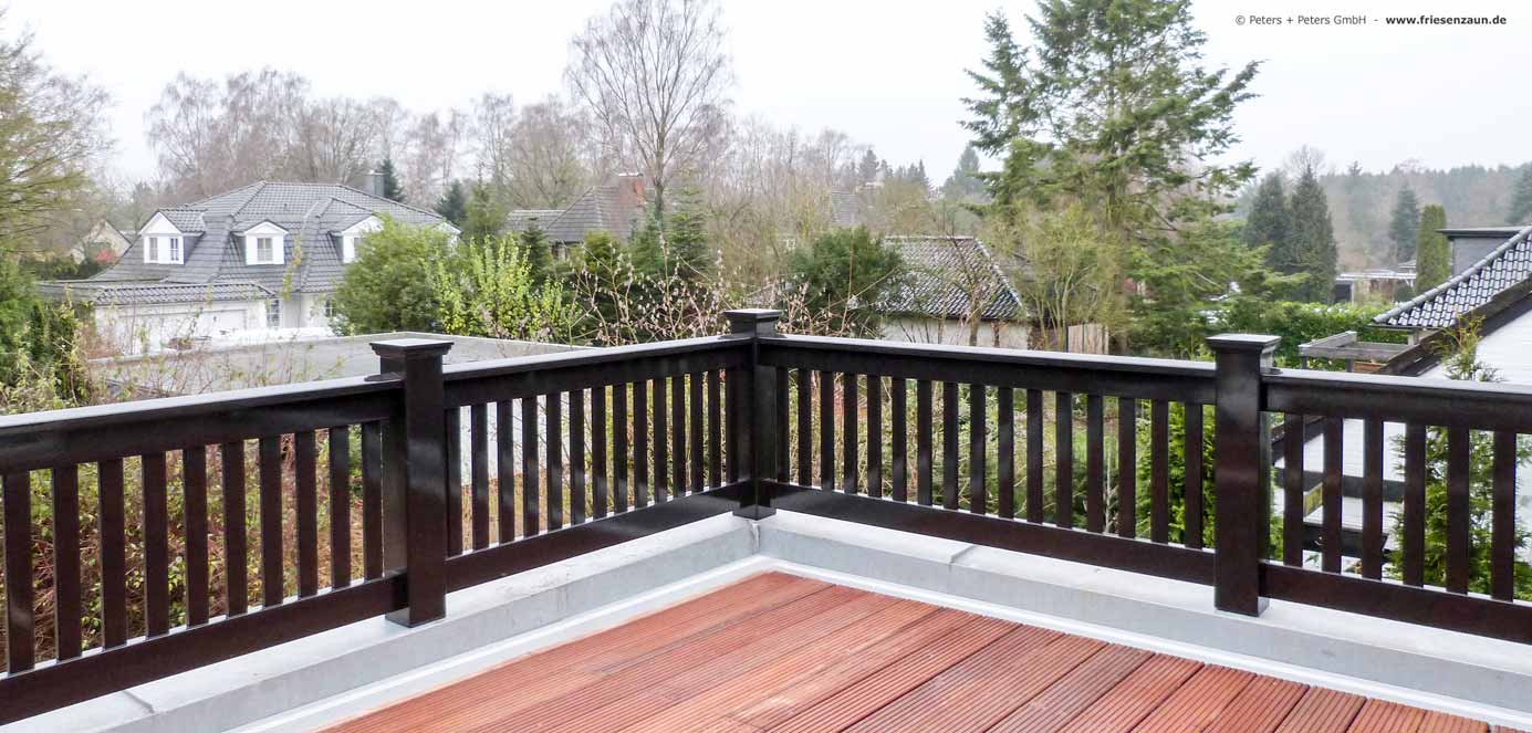 Balkongeländer - Dunkelgrünes Balkongeländer mit Pfosten 14 x 14 cm.