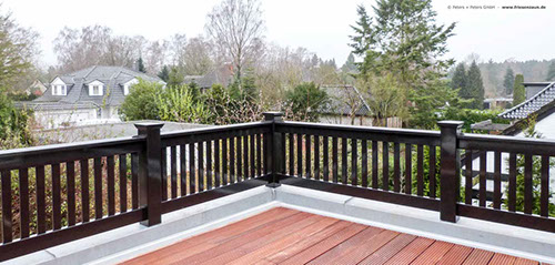 Balkongeländer - Dunkelgrünes Balkongeländer mit Pfosten 14 x 14 cm.