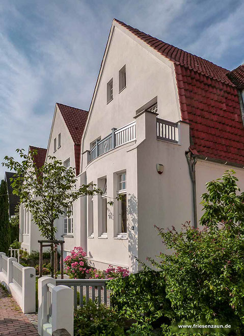 Gartentor, Holzzaun und Balkongeländer im gleichen Stil und in der gleichen Farbe - Holzgeländer von Peters + Peters