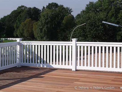 Großes Terrassengeländer mit Bankirai-Deck - Weißes Holzgeländer aus massivem Hartholz - absolut wetterfest lackiert - 25 Jahre Garantie.