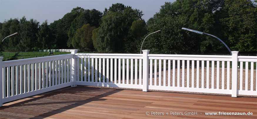 Großes Terrassengeländer mit Bankirai-Deck - Weißes Holzgeländer aus massivem Hartholz - absolut wetterfest lackiert - 25 Jahre Garantie.