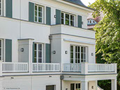 Klassisches Holzgeländer für Treppe, Balkon und Garten aus dauerhaftem Hartholz - zum vergrößern klicken.