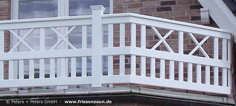Balkongeländer mit nordischen Kreuzen - Weißes Balkongeländer aus wertvollem Hartholz - Maßanfertigung mit 25 Jahren Garantie