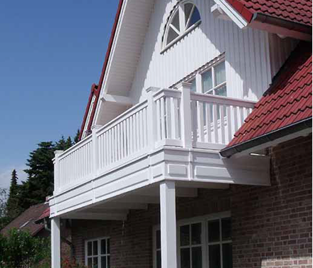 Balkongeländer - Weißes Balkongeländer aus wertvollem Hartholz - Maßanfertigung mit 25 Jahren Garantie