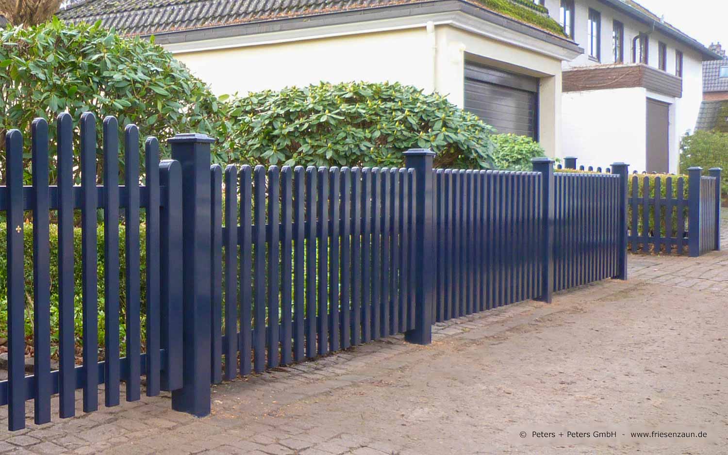 Anspruchsvoller Staketenzaun in gerader Ausführung aus wertvollem ODUM IROKO Hartholz - Anfertigung nach Maß von Peters + Peters