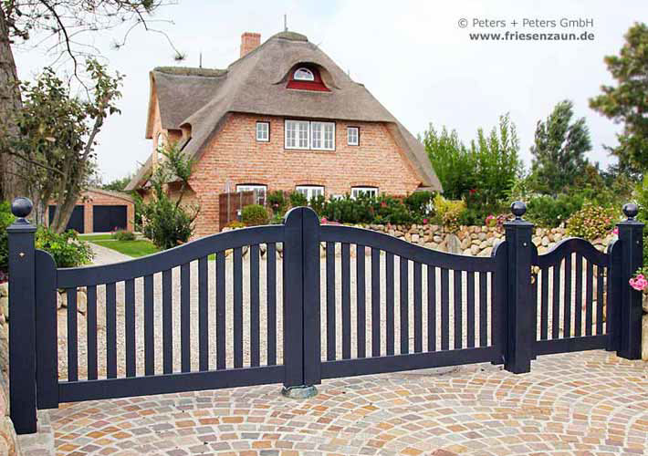 Sylter Gartentor mit Satteldach - Friesentor SCHLESWIG aus dauerhaftem Hartholz - Maßanfertigung von Peters + Peters.