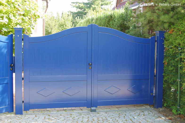 Blickdichtes Einfahrtstor - blaues Holztor mit geschlossener Füllung - Anfertigung nach Kundenentwurf