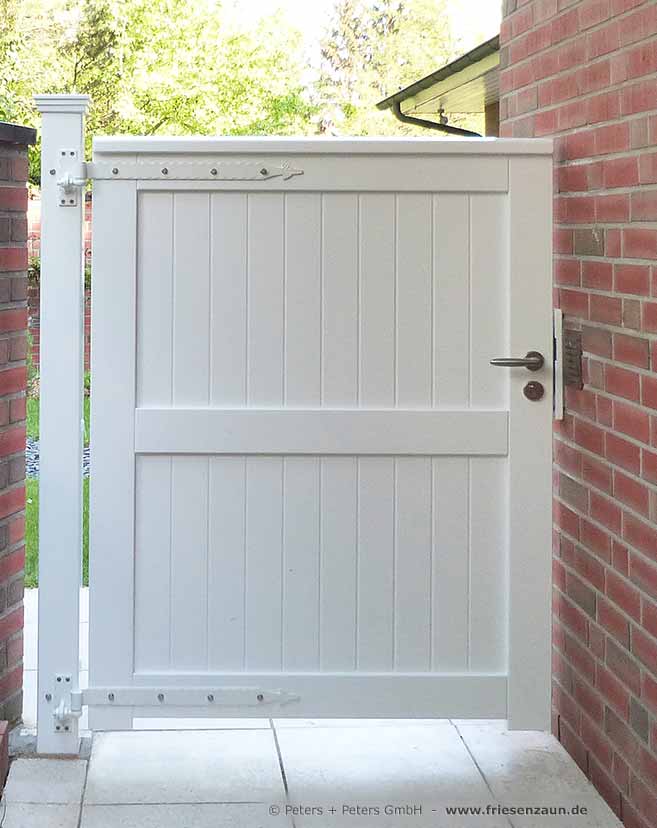 Zwischen Garage und Hauswand - Hohe Gartentür aus wertvollem Hartholz - Anfertigung nach Maß mit 25 Jahren Garantie.