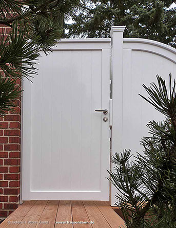 Weiße Gartentür aus wertvollem Hartholz - Hohes Einzeltor Garten mit blickdichter Füllung.