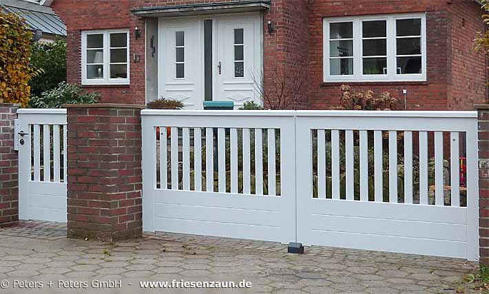 Weißes Hartholz Doppeltor und Einzeltor zwischen gemauerten Pfosten. Anfertigung nach Maß. Beratung - Planung - Montage - alles aus einer Hand. 