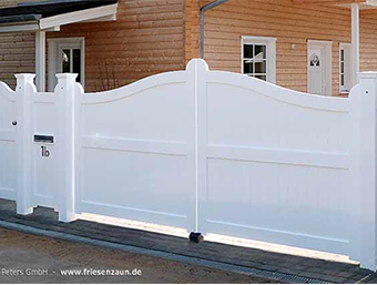 Blickdichte Gartentoranlage aus Einfahrtstor, Gartentür, Briefkasten-Element und Seitenelement - Hartholz weiß lackiert - Maßanfertigung