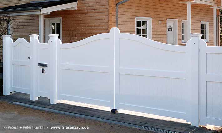 Blickdichte Gartentoranlage aus Einfahrtstor, Gartentür, Briefkasten-Element und Seitenelement - Hartholz weiß lackiert - Maßanfertigung