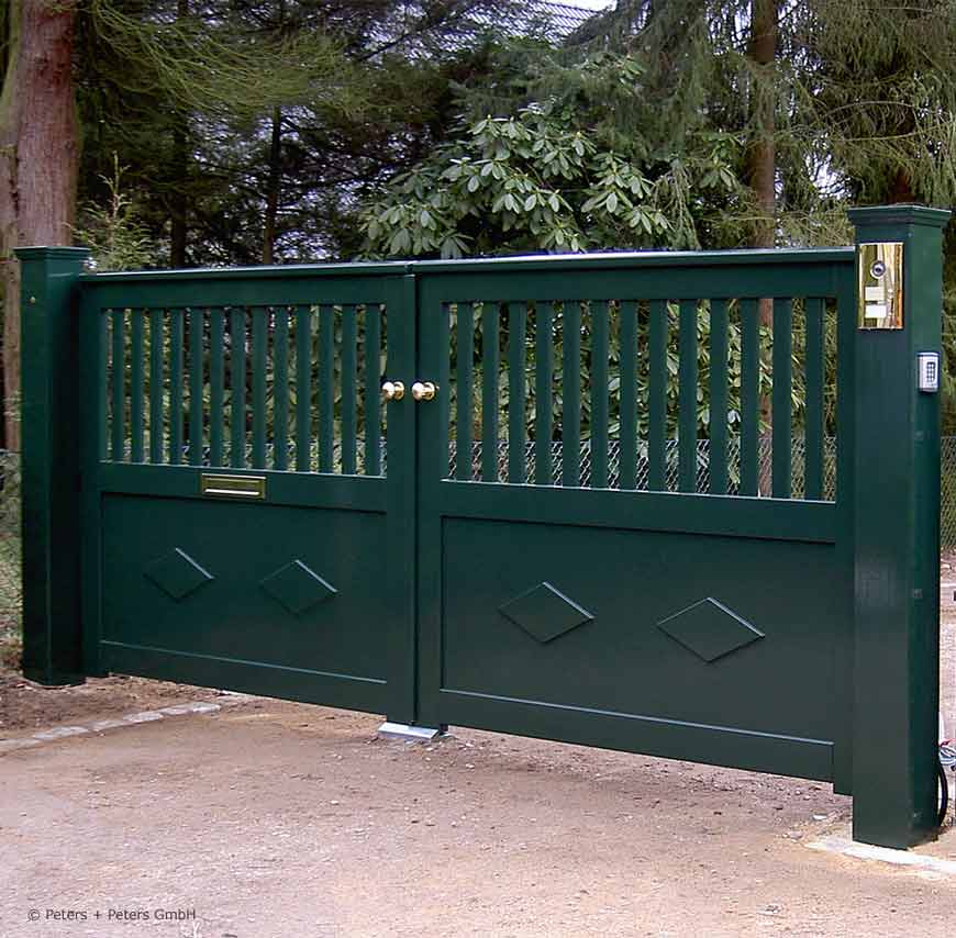 Individuelles Gartentor mit Rauten  - Grünes Holztor OHLAND mit Torautomatik, Briefkasten und Gegensprechanlage.