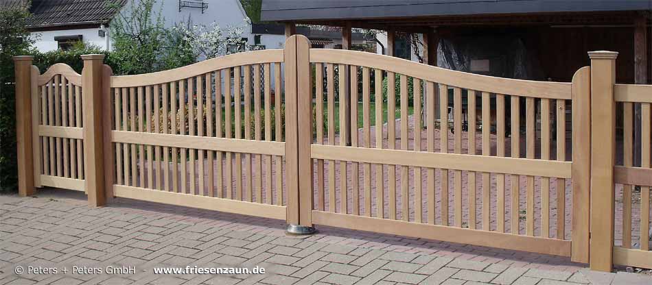 Anspruchsvolle Gartentoranlage aus dauerhaftem ODUM-IROKO Hartholz Natur - Hohe Gartentore geben Sicherheit und Sichtschutz.