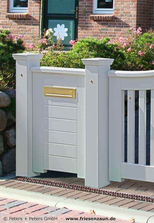 Gartentor OHLAND - Weiße Holztore nach Maß gefertigt - Briefkasten in einem seitlichem Element integriert