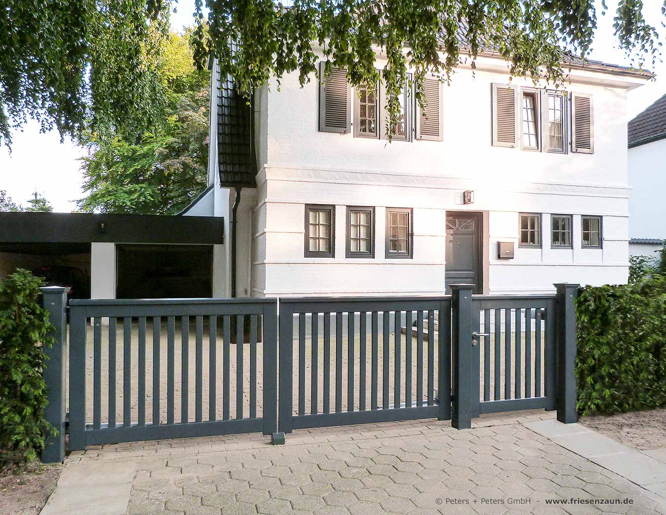 Gartentor Holztor OHLAND - RAL Farbton 7016 anthrazitgrau - Gartentor mit elektrischem Torantrieb - Torautomatik Doppeltor.