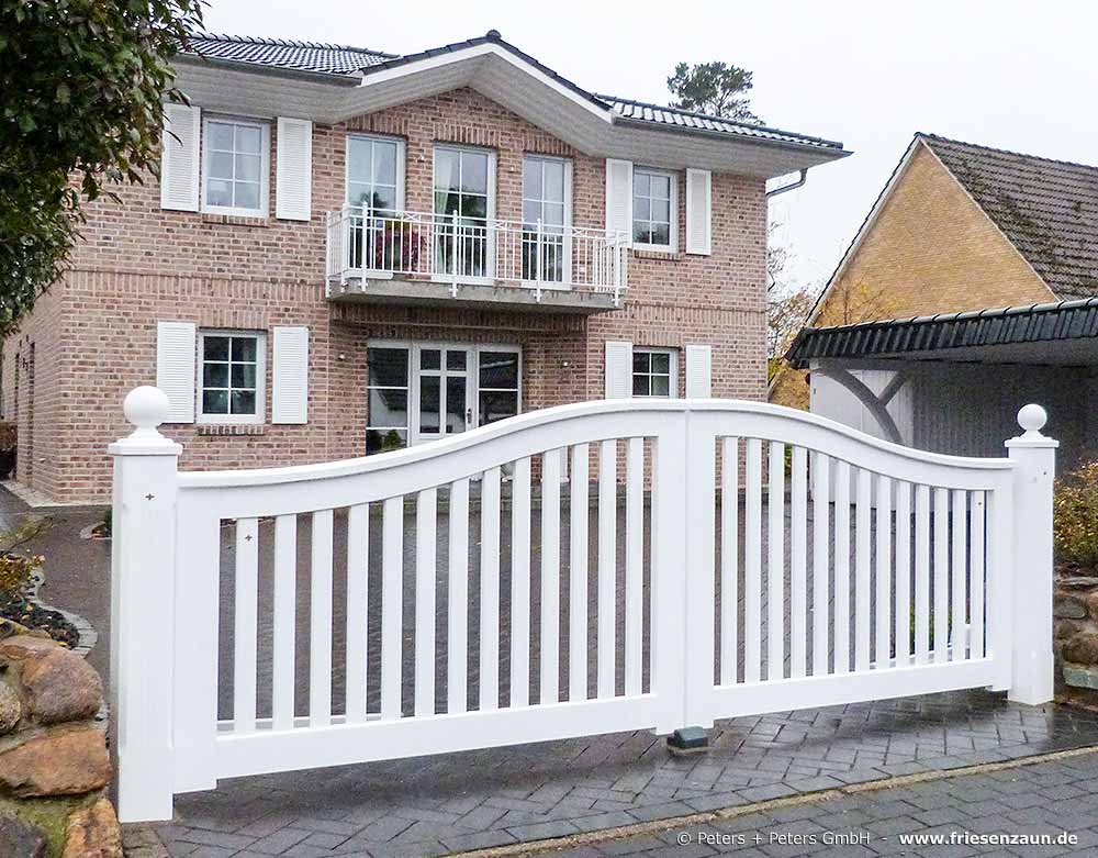 Ob modern, südländisch oder historisch - die hochwertigen Gartentore mit der Goldenen Lilie passen zu jedem Haustyp.