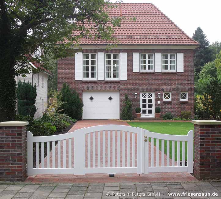 Gartentor Kortenland - weißes Holztor zwischen gemauerten Torpfosten - Gartentor für Hamburger Kaffeemühle