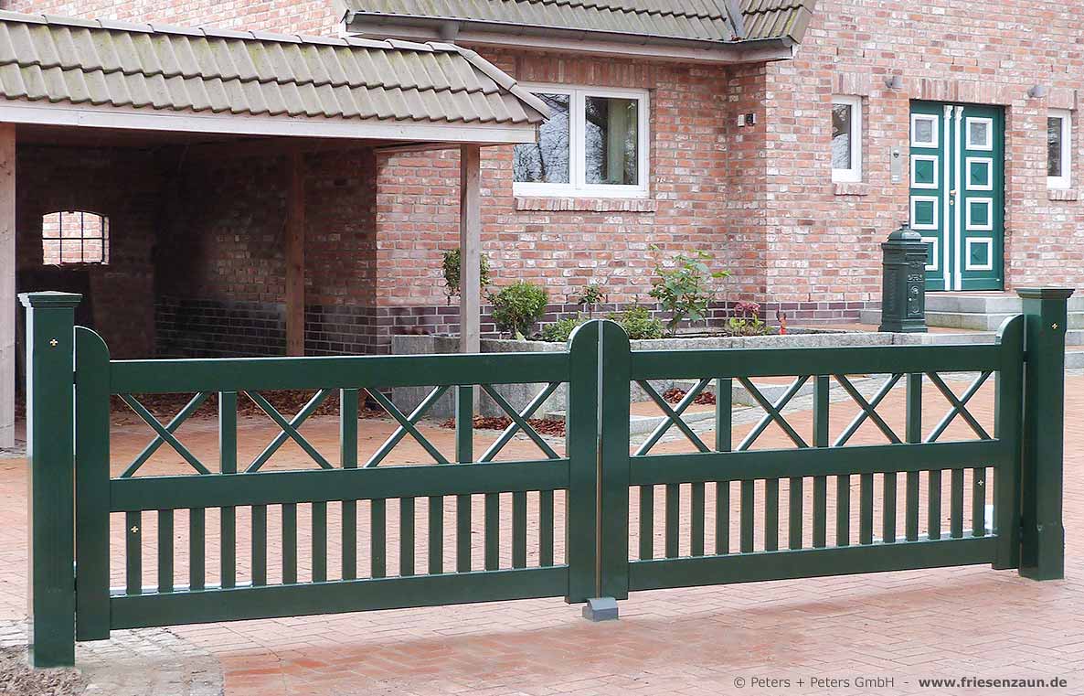 Sylter Gartentor mit Satteldach - Friesentor SCHLESWIG aus dauerhaftem Hartholz - Maßanfertigung von Peters + Peters.
