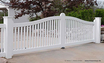 Sylter Gartentor mit Satteldach - Friesentor SCHLESWIG aus dauerhaftem Hartholz - Maßanfertigung von Peters + Peters.