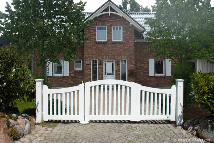 Asymmetrisches Gartentor KORTENLAND - Holztore nach Maß mit 25 Jahren Garantie.