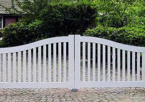 Sylter Gartentor mit Satteldach - Friesentor SCHLESWIG aus dauerhaftem Hartholz - Maßanfertigung von Peters + Peters.