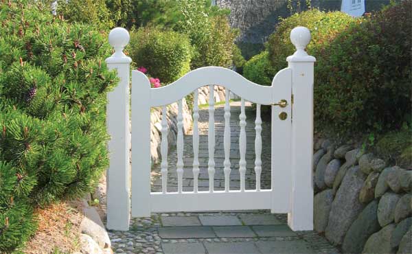 Sylter Gartentor mit Satteldach - Friesentor SCHLESWIG aus dauerhaftem Hartholz - Maßanfertigung von Peters + Peters.