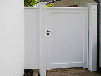 Blickdichte Gartentür aus FSC Hartholz mit Edelstahl-Türgriff + Schloss - Pfosten 14 x 14 und Sichtschutzwand als Maueranschluß.