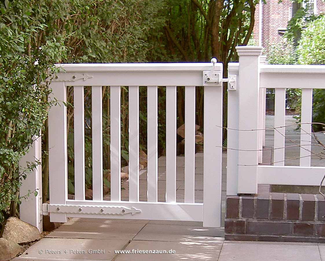 Gartentür Holztor OHLAND - Innenansicht - Holzpforte Hartholz weiß mit Gartentorfalle und verstellbaren Ladenbändern mit Randhämmerung. 