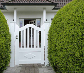 Sylter Gartentor mit Satteldach - Friesentor SCHLESWIG aus dauerhaftem Hartholz - Maßanfertigung von Peters + Peters.