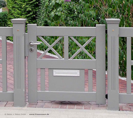 Sylter Gartentor mit Satteldach - Friesentor SCHLESWIG aus dauerhaftem Hartholz - Maßanfertigung von Peters + Peters.