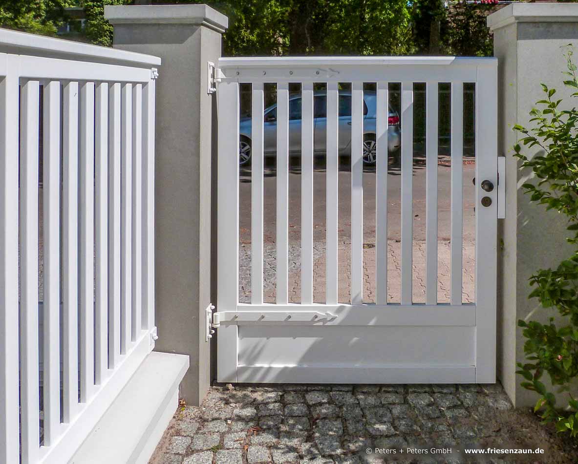 Gartentür OHLAND zwischen Steinpfosten