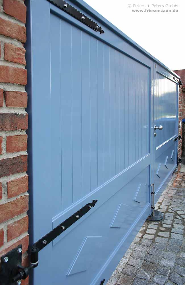 Blickdichtes Holztor als Sichtschutztor - blaues Gartentor mit schwarzen Ladenbänder - Maßanfertigung von Peters + Peters