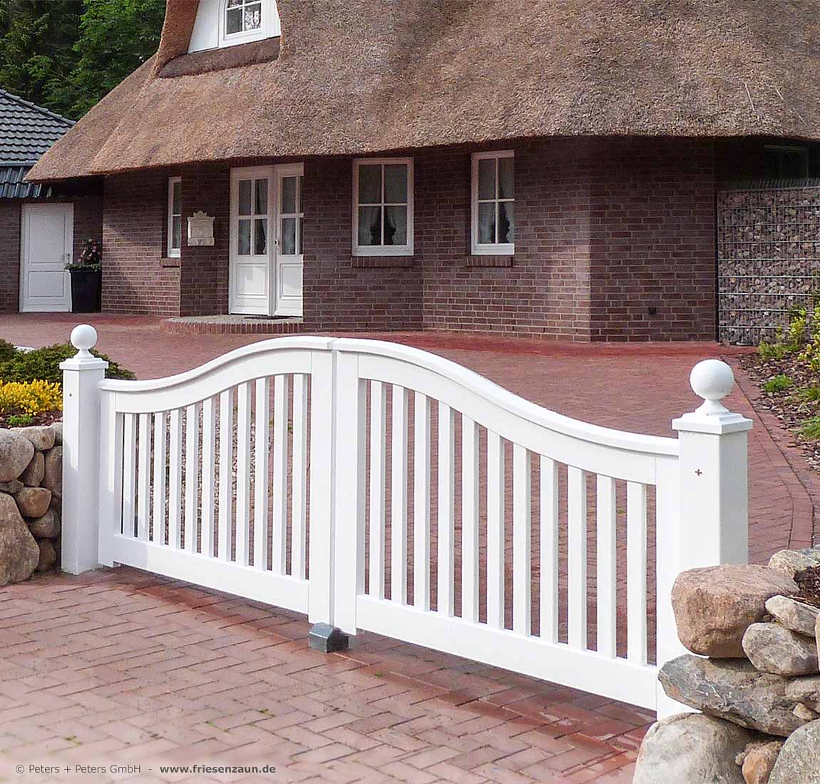 Friesentor SCHLESWIG aus dauerhaftem Hartholz mit Pfosten 14 x 14 cm und Kugelabdeckungen.