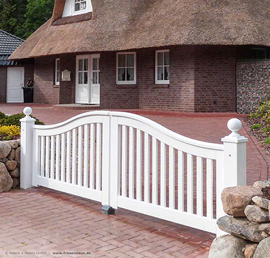 Friesentor SCHLESWIG aus dauerhaftem Hartholz mit Pfosten 14 x 14 cm und Kugelabdeckungen.