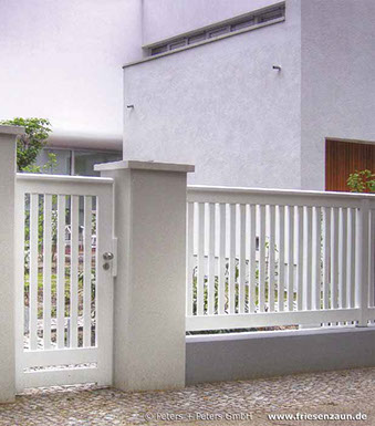 Gartentor mit Mauersockel und Mauerpfosten - Anspruchsvolle Torlösungen von Peters + Peters